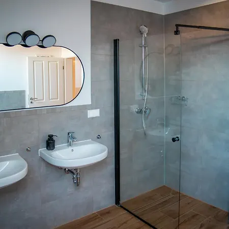 Privates Team-haus Nahe Vw Wolfsburg I 4-5 Schlafzimmer, Einzelbetten, Perfekt Fuer Monteure, Teams Und Reisegruppen I Parkplatz I Rechnung Mit Mwst *
