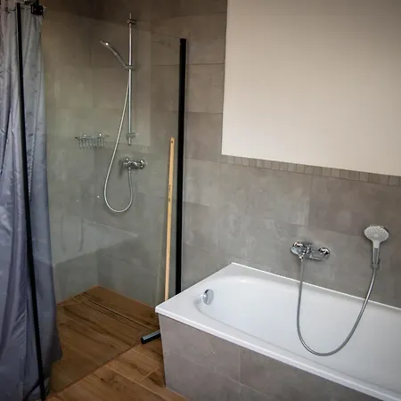 Privates Team-haus Nahe Vw Wolfsburg I 4-5 Schlafzimmer, Einzelbetten, Perfekt Fuer Monteure, Teams Und Reisegruppen I Parkplatz I Rechnung Mit Mwst