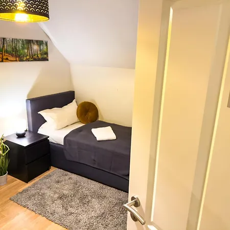 Privates Team-haus Nahe Vw Wolfsburg I 4-5 Schlafzimmer, Einzelbetten, Perfekt Fuer Monteure, Teams Und Reisegruppen I Parkplatz I Rechnung Mit Mwst